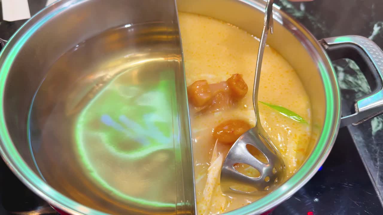 sopa de olla caliente hirviendo con ingredientes en bangkok