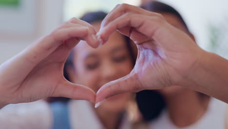 Mujeres,-Manos-Del-Corazón-Y-Rostro-En-Casa.