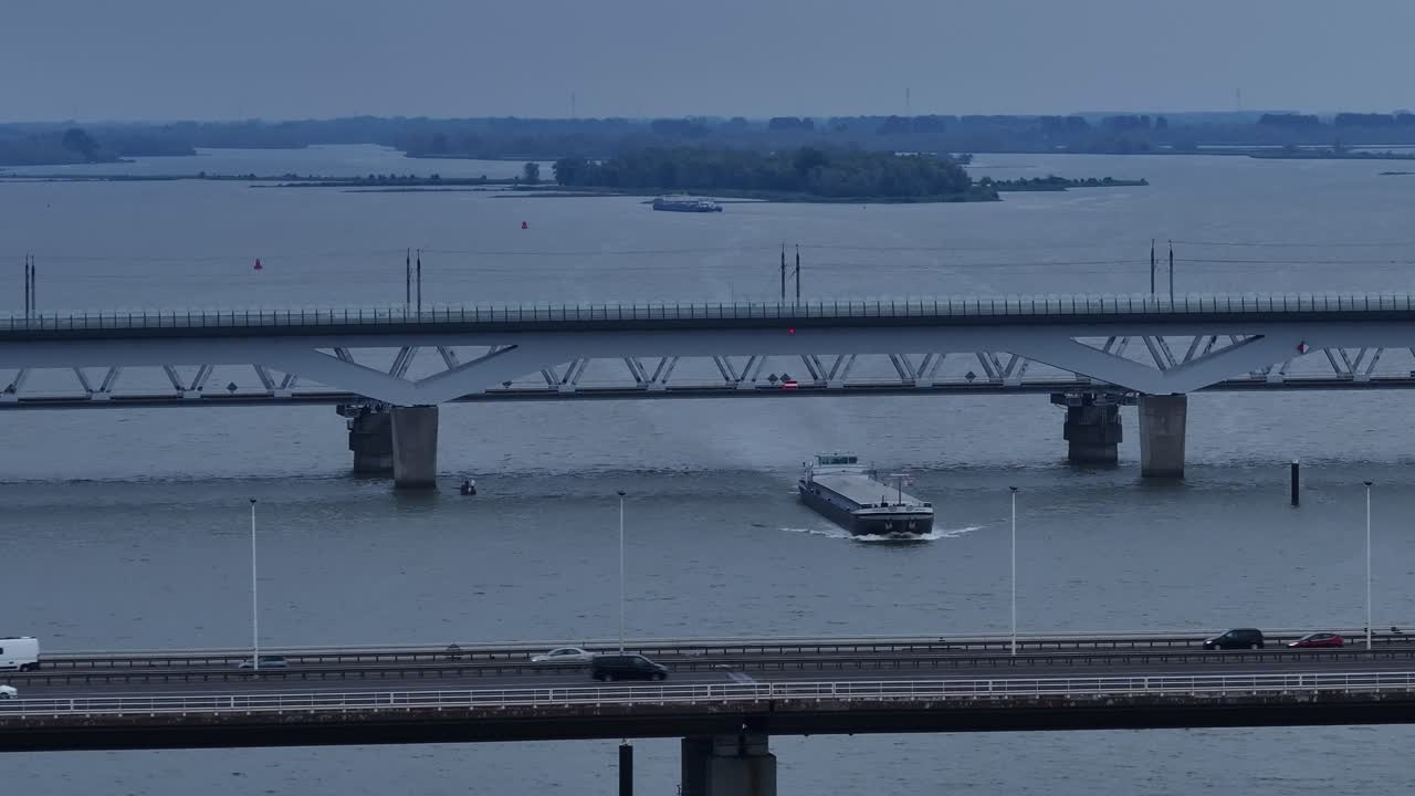 네덜란드 북부 브라반트 주 모어디크에 있는 화물선