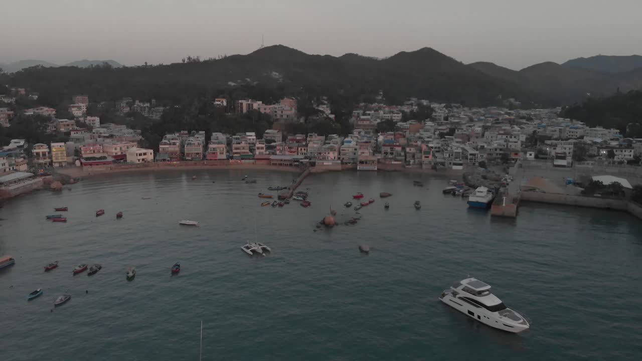 una vista aérea reveladora de una ciudad frente al mar ubicada en una bahía rodeada de árboles y naturaleza