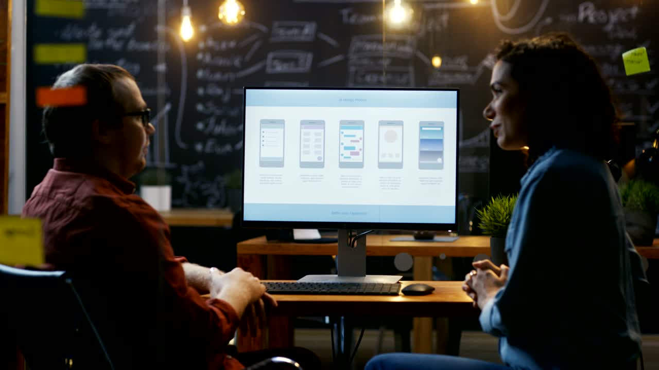 아름다운 여성 모바일 게임 응용 프로그램 개발자는 그녀의 남성 동료와 대화를 나누고, 그들은 창의적인 디자인에 대해 논의합니다.