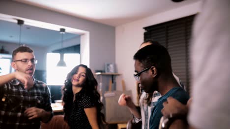 apuesto joven empresario afroamericano bailando con colegas y amigos multiétnicos en una fiesta casual en cámara lenta