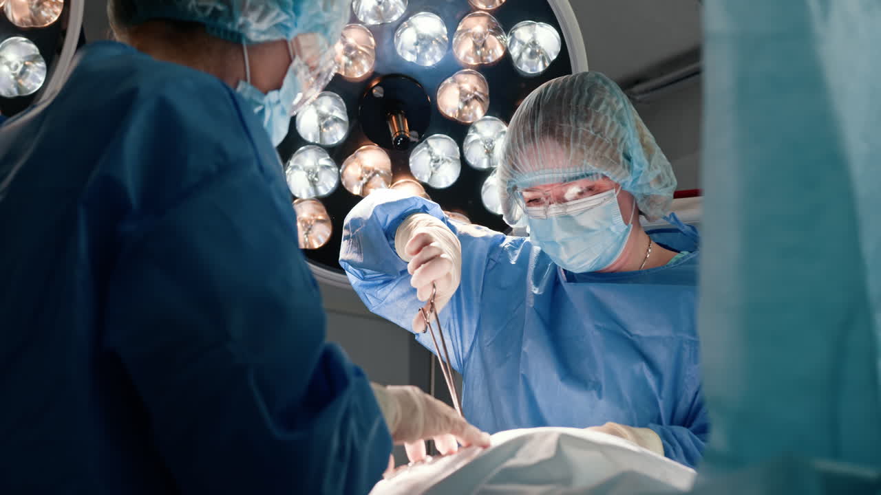 procedimiento quirúrgico en la sala de operaciones