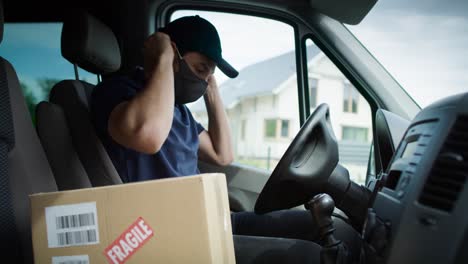 Video-De-Mensajero-Con-Máscara-Sale-Del-Auto-Con-El-Paquete