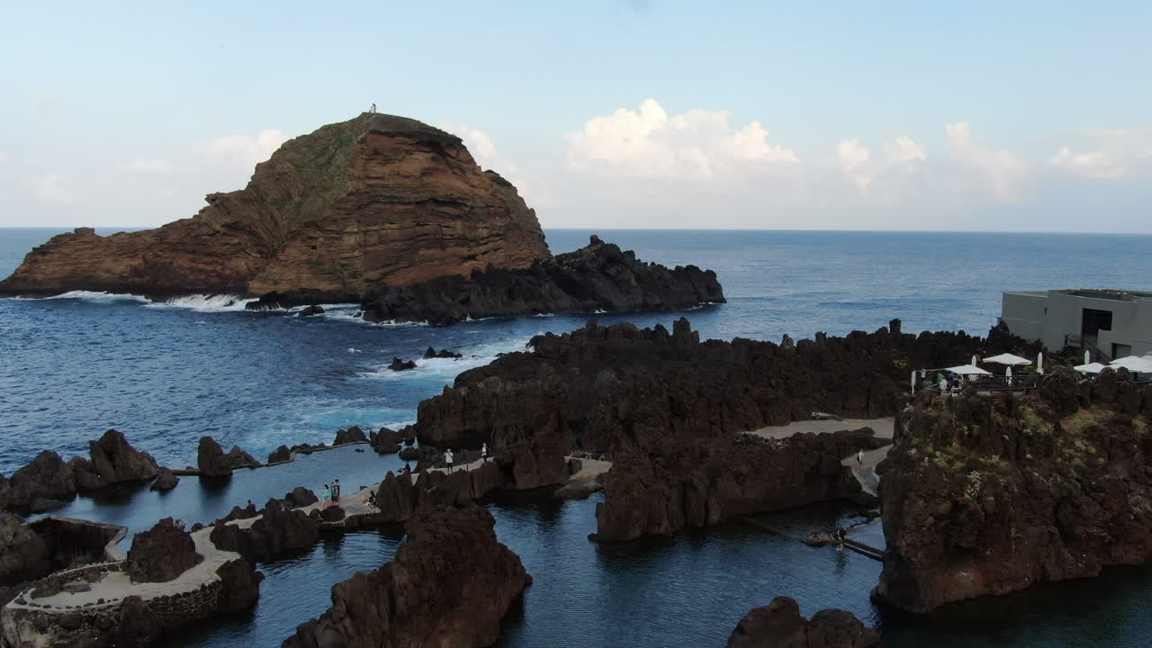 toma panorámica de las piscinas naturales de porto moniz y el islote llamado ilhéu mole, en la isla de madeira