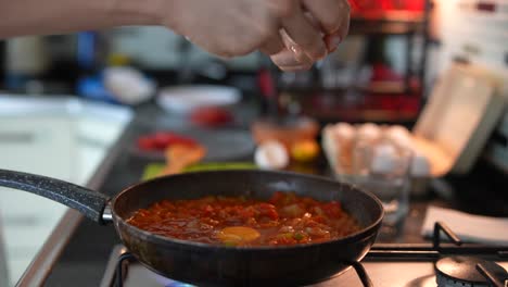 cocinar huevos en una sartén