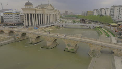 Plaza-Principal-De-Skopje-Con-Estatua-De-Alejandro-Y-Puentes