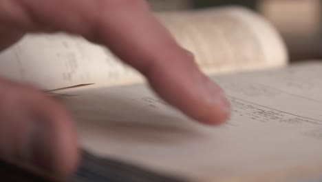 un hombre mira algunos libros históricos antiguos en una biblioteca en belfast