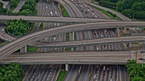 Atlanta-Georgia-Aerial-V877-Dämmerungs-Hyperlapse-Vogelperspektive,-Aufnahme-Des-Autobahnverkehrs-Auf-Der-Autobahn,-Nach-Oben-Geneigt-Zeigt-Das-Stadtbild-über-Sweet-Auburn,-Sono-Und-Midtown-–-Aufgenommen-Mit-Mavic-3-Pro-Cine-–-Mai-2023