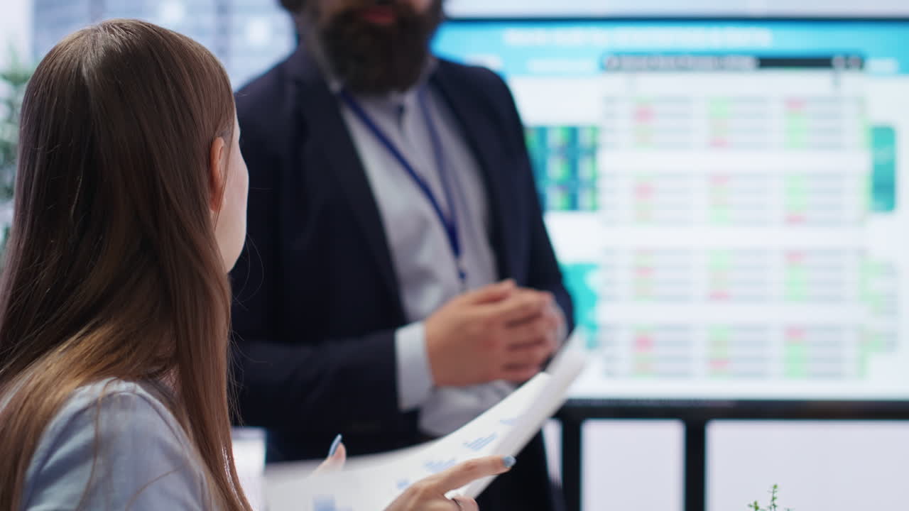 agente hablando con la familia, ayudándoles a construir buenos hábitos de gasto