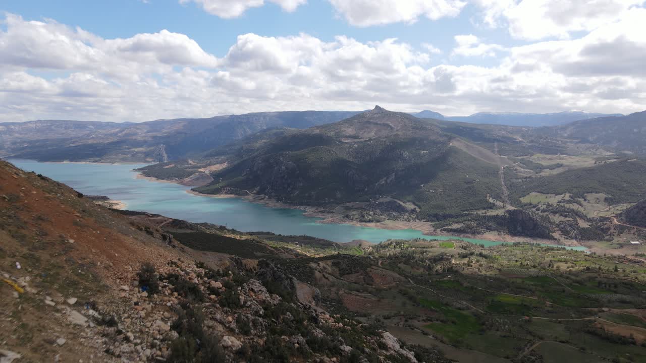 presa rodeada de pendientes altas