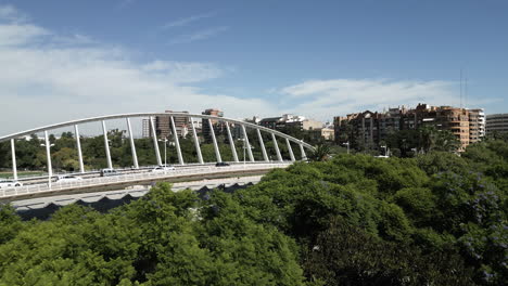 Drone-Volando-Para-Revelar-El-Puente-En-Valencia,-España