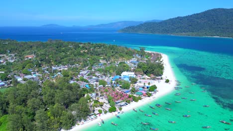 los barcos de cola larga de la playa en el agua turquesa