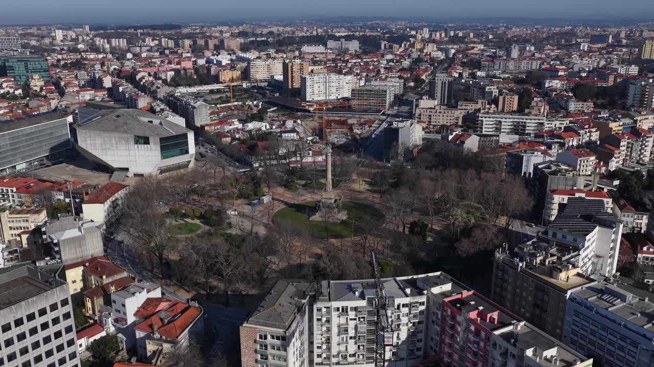 Monumentos da cidade do Porto, famosa rotunda do Leão e Águia na área da Boavista.