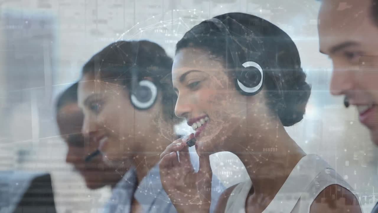 animación del globo sobre la gente de negocios usando auriculares de teléfono