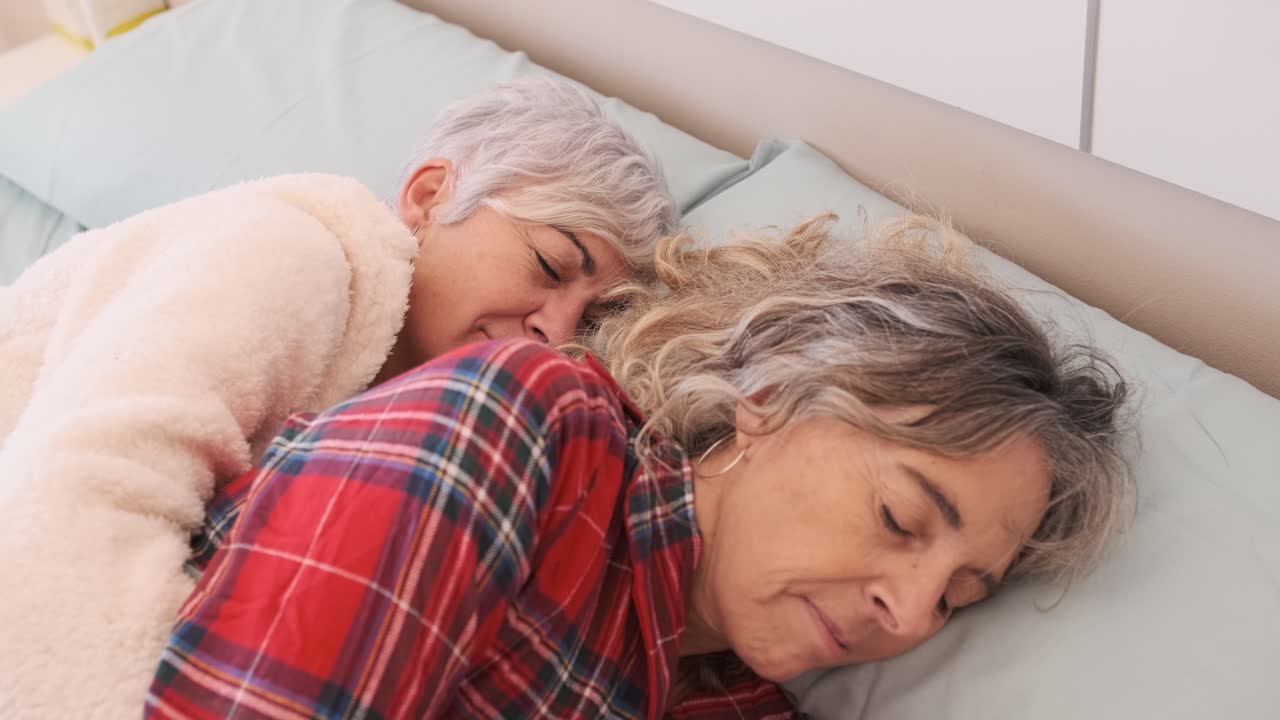 Due donne anziane che dormono a letto