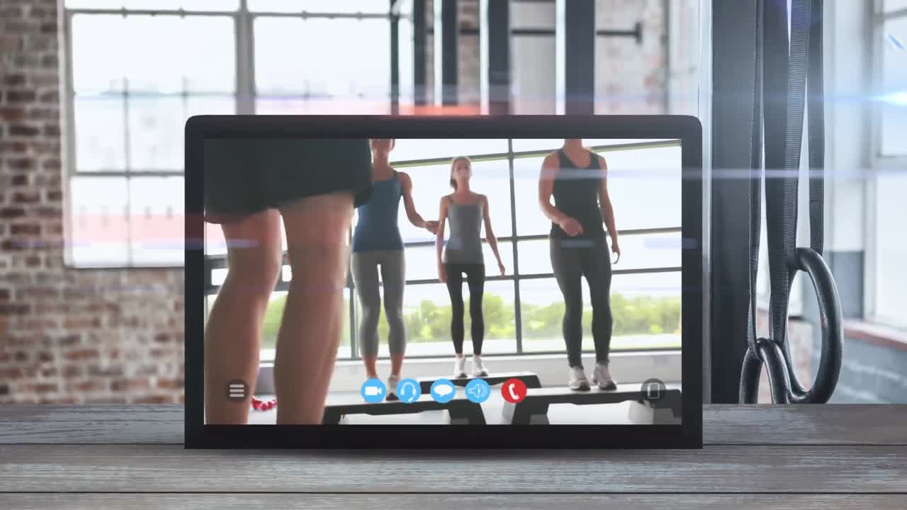 animación de una tablet que muestra a una mujer caucásica haciendo ejercicio. propagación del coronavirus