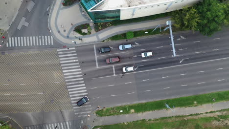 vista aérea del tráfico de una ciudad de hungría en verano