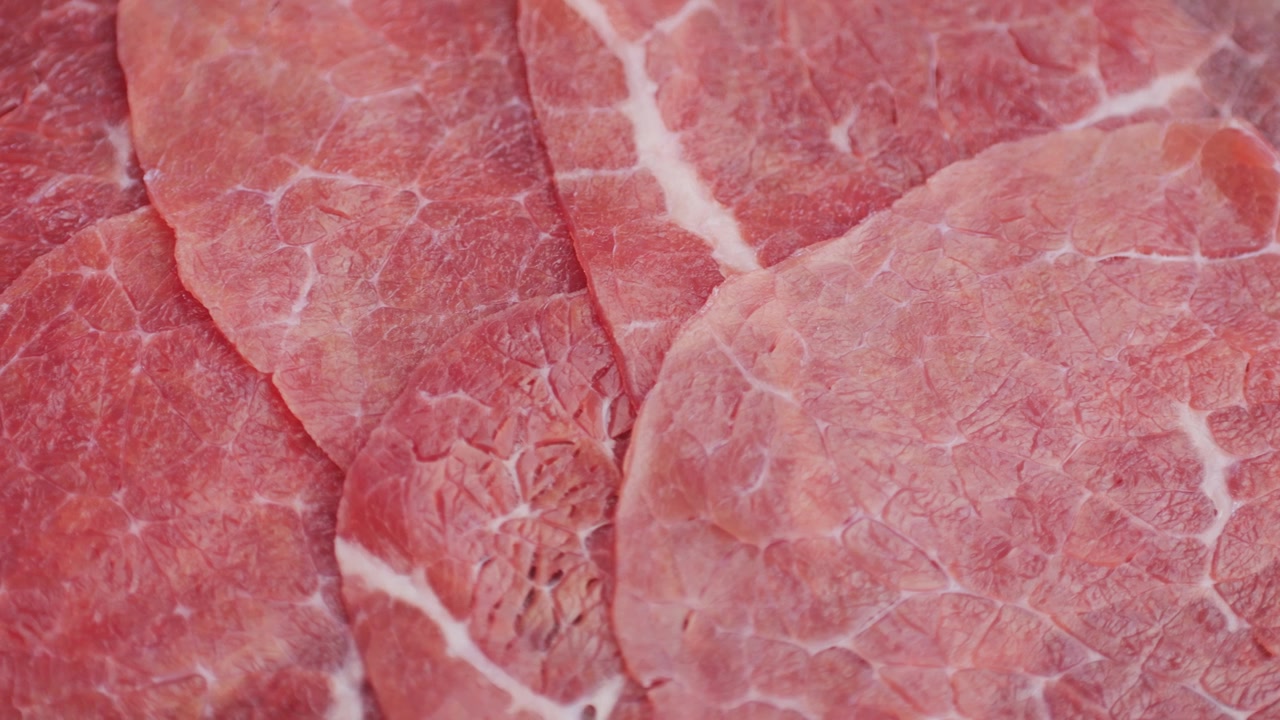新鮮な薄切り生赤身肉のクローズアップ