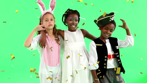 niños vestidos con trajes de fiesta en una fiesta