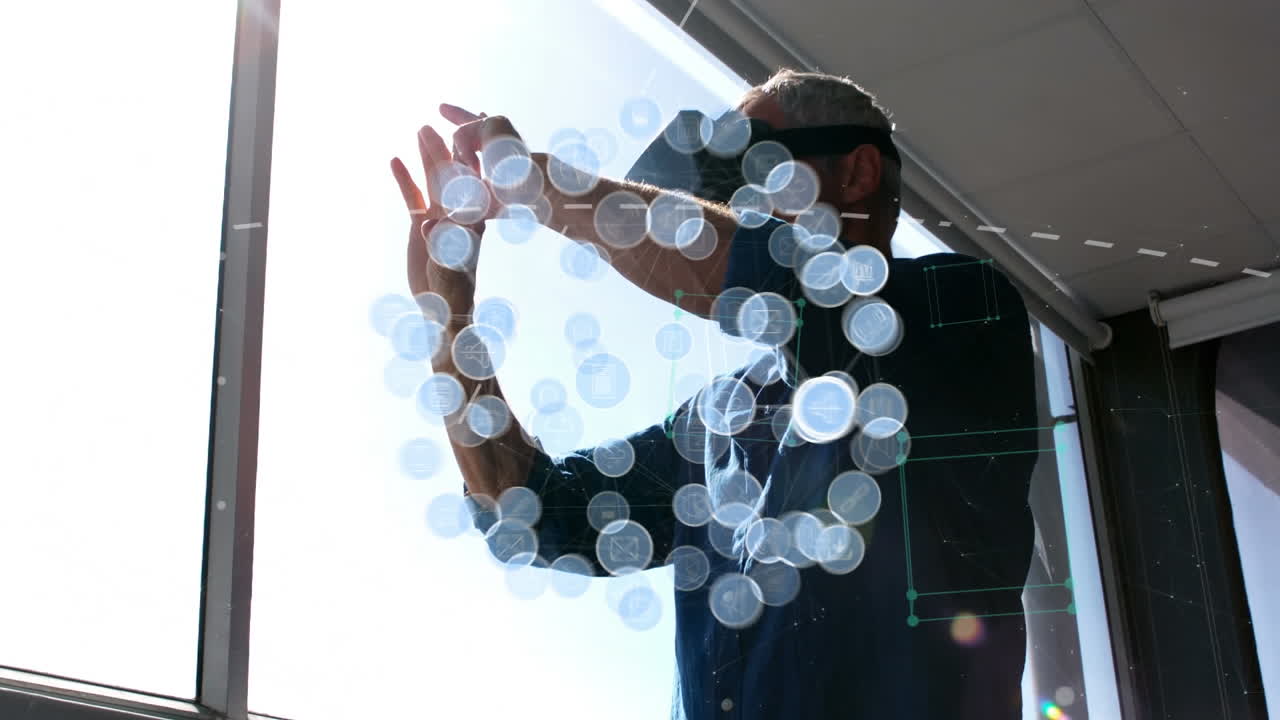 animación de la red de conexiones con iconos sobre el hombre que usa auriculares vr