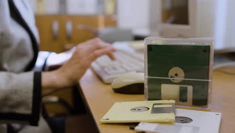 vista de cerca de una caja con discos retro