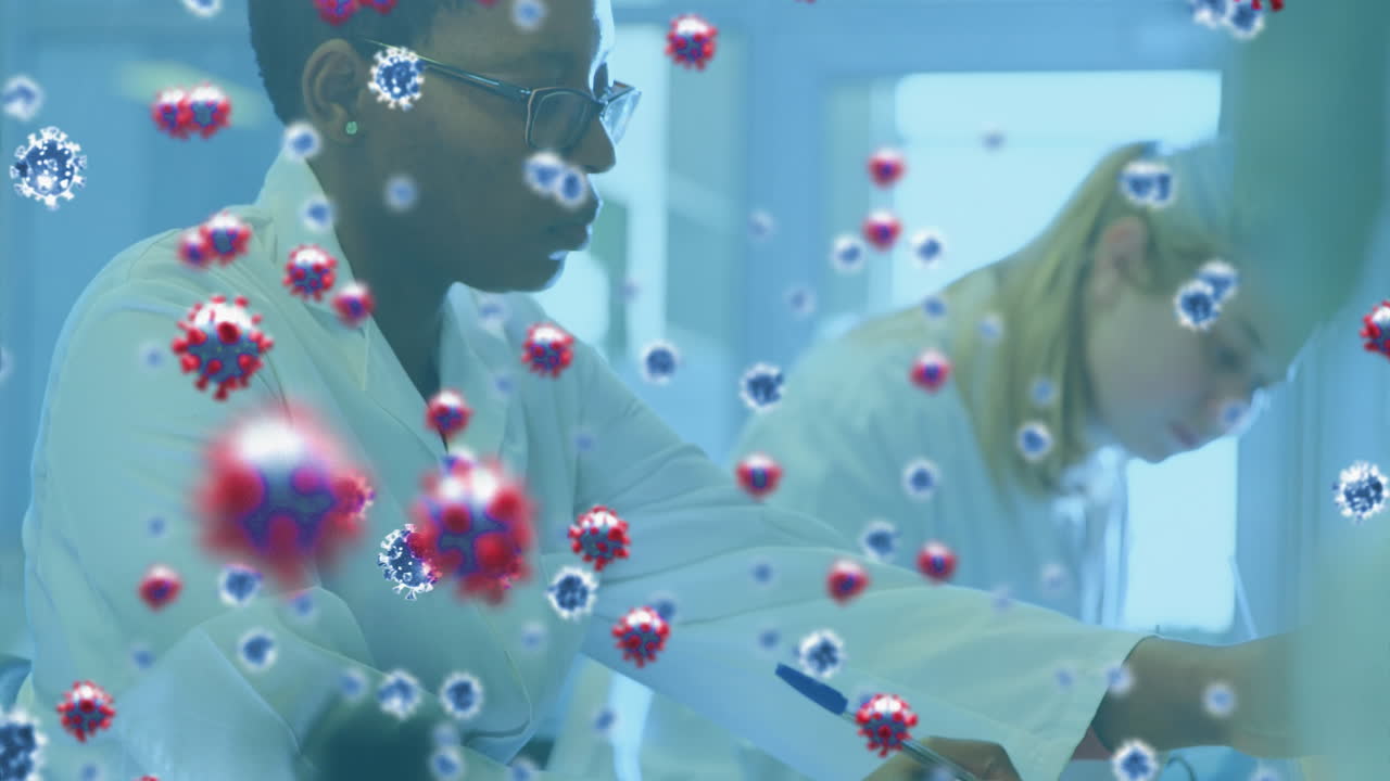 células de covid-19 que se mueven contra dos mujeres científicas que trabajan en el laboratorio