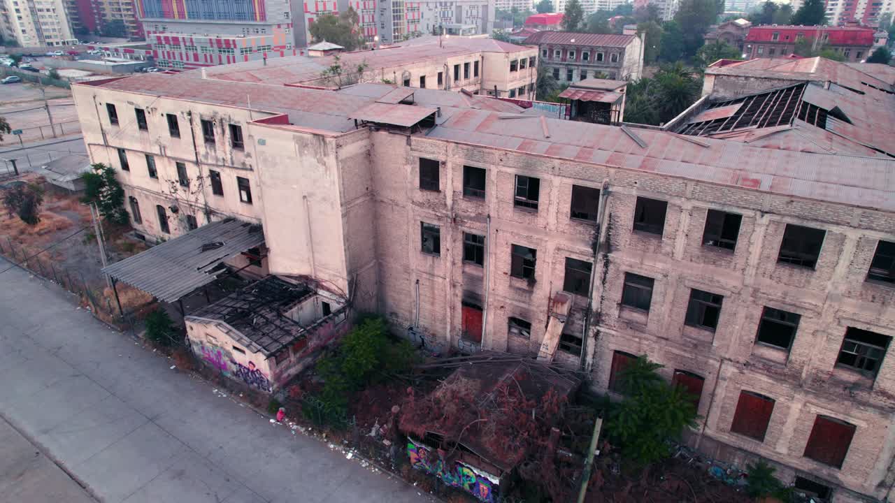 avión no tripulado panorámico aéreo vuela por encima abandonado en ruinas gran edificio antiguo hospital en la ciudad