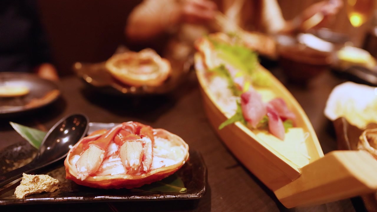 Squisito piatto giapponese di granchio e sashimi in un ristorante di alta cucina