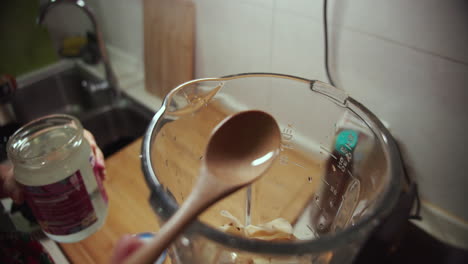 agregando agua de coco en la licuadora. cocinando en la cocina