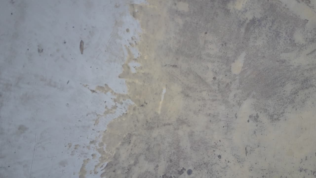 쓰레기와 금속 레일링으로 은 콘크리트 바닥