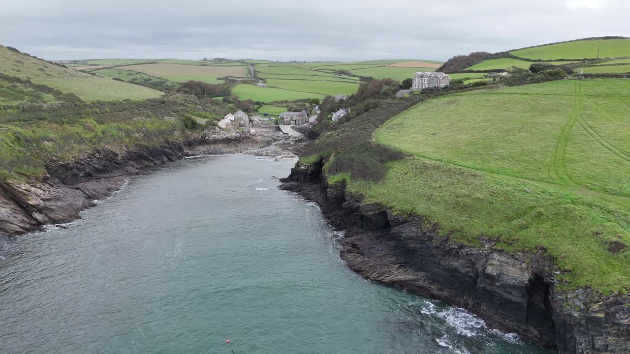 port quin, cornualles, reino unido drone, desde el aire