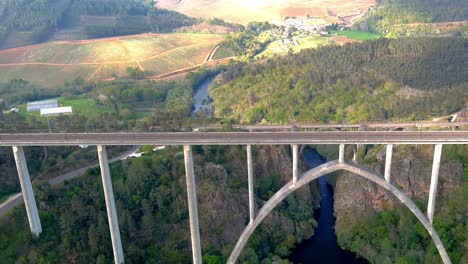 vuelo aéreo sobre el nuevo viaducto de ulla con el antiguo puente gundian detrás