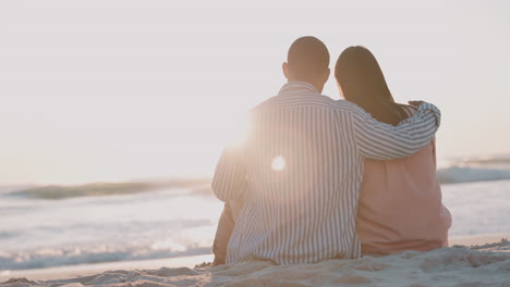 amor, abrazo y puesta de sol con una pareja en la playa
