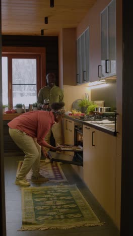 Pareja-Afroamericana-En-La-Cocina