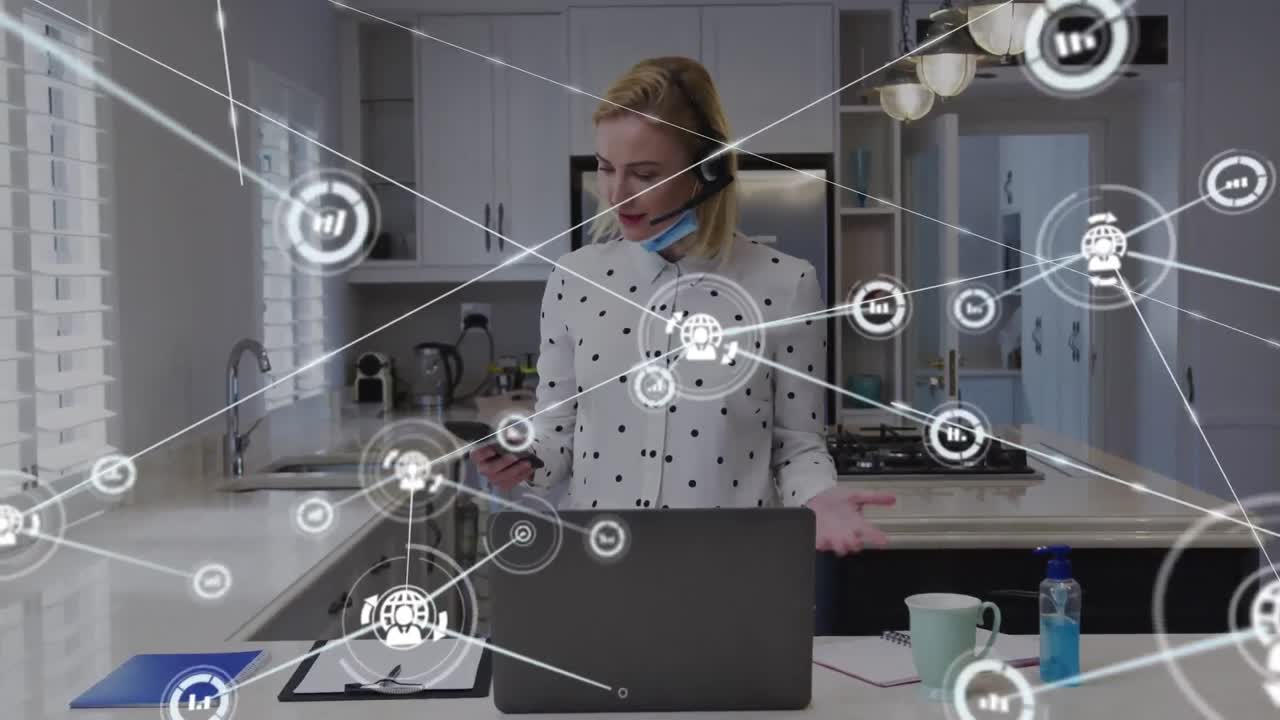 Animación de procesamiento de datos sobre mujer caucásica con mascarilla y auriculares