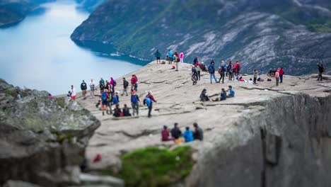 norwegen- 22. juni 2015: preikestolen oder prekestolen, auch bekannt als preacher's pulpit oder pulpit rock, ist eine berühmte touristenattraktion in forsand, ryfylke, norwegen