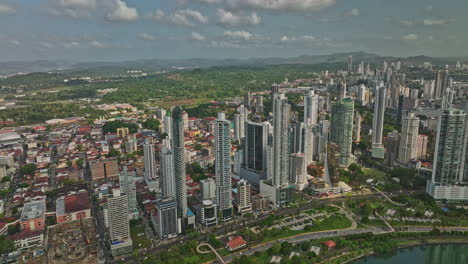 Sobrevuelo-Aéreo-V71-De-La-Ciudad-De-Panamá-Y-Alrededor-De-Calidonia-Capturando-El-Paisaje-Urbano-Y-Las-Torres-De-Gran-Altura-Frente-Al-Mar-En-Campo-Alegre,-Obarrio-Y-Los-Vecindarios-Del-Centro---Filmado-Con-Mavic-3-Cine---Marzo-De-2022