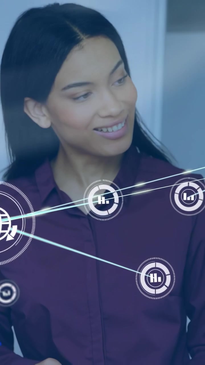 Video verticale: Donna e uomo che esaminano un telefono, con un overlay olografico che appare, analizzando dati per il business.