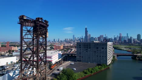 Städtische-Szene-Eines-Zuges,-Der-Durch-Chicago-Mit-Der-Skyline-Der-Innenstadt-Fährt