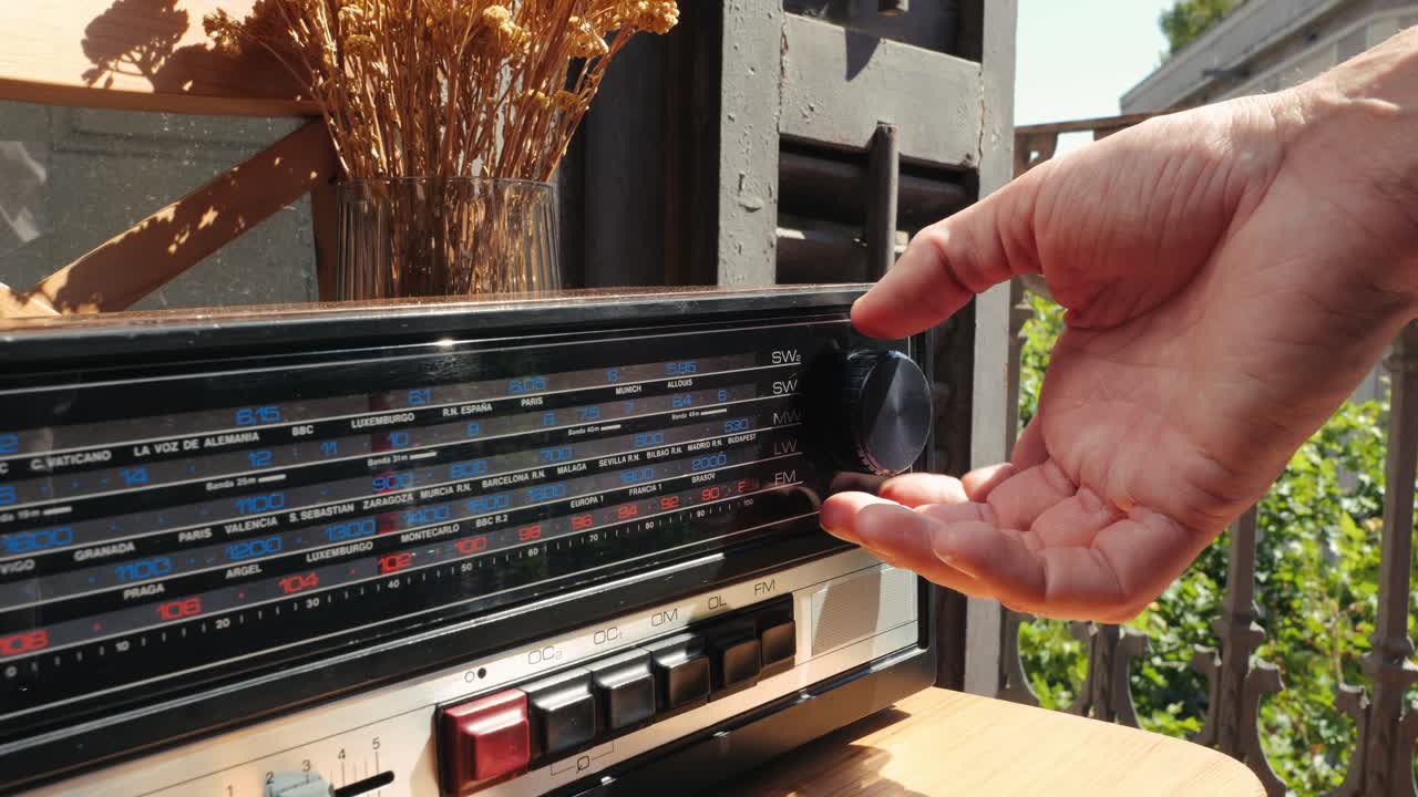 Old Retro AM FM Radio with tubes, Hand Changing stations , bulb vintage music player.