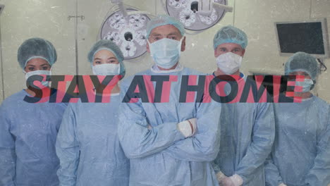 animación de las palabras estar a salvo quedarse en casa parpadeando sobre un grupo de médicos con ropa protectora