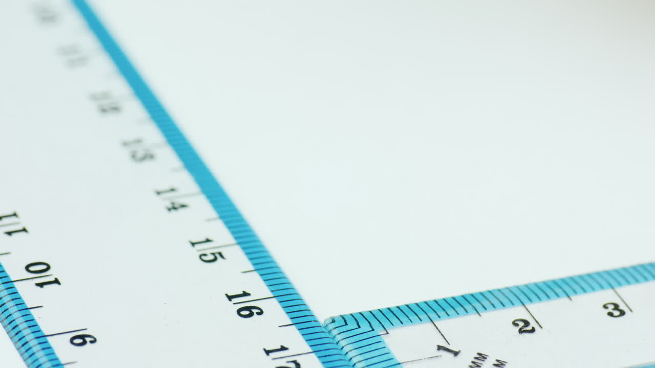 간단한 연필로 그림에 선을 그립니다.