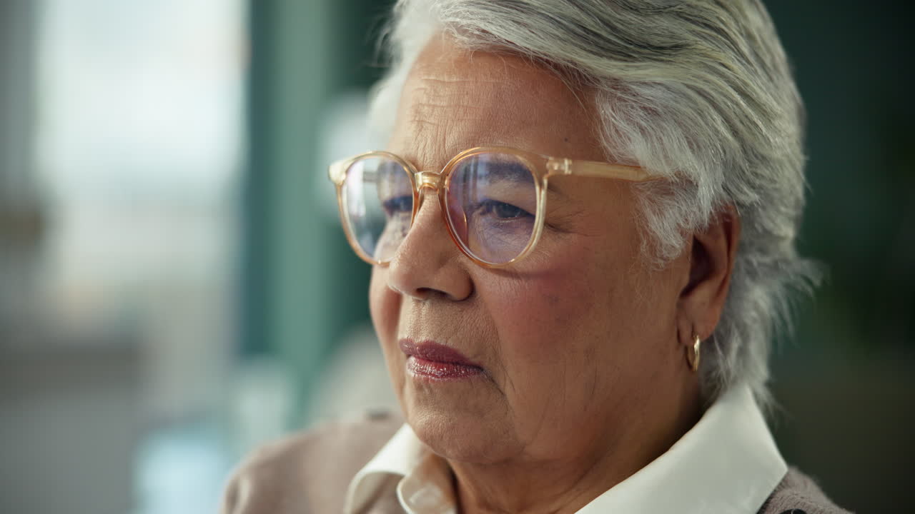 retrato de una mujer mayor con gafas