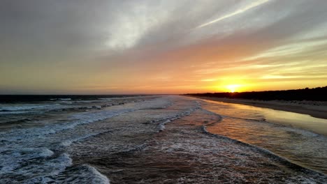 Esplendor-Del-Atardecer:-Horizonte-Ardiente-Sobre-Suaves-Olas-Del-Océano,-Una-Obra-Maestra-De-Calidez-Y-Movimiento.