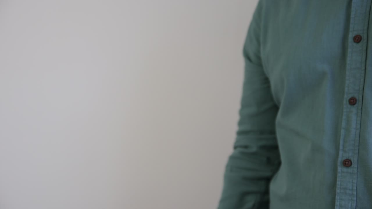 un puñado de suelo de plantas jóvenes en crecimiento