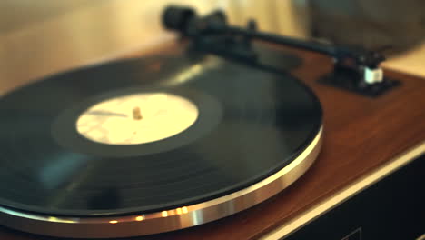 dos manos sosteniendo un disco de vinilo poniendo en la mesa giratoria y tocar música girando el disco