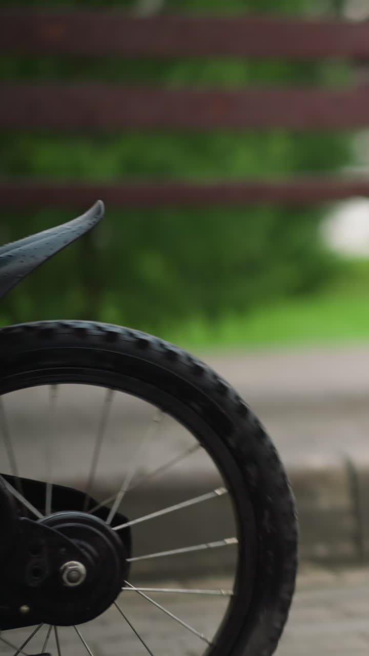 어린 소년이 다리 아래로 다가와 자전거에 올라, 젠 쇼트와 다채로운 샌달을 입고, 자전거를 타고 포장된 길을 고 떠난다.