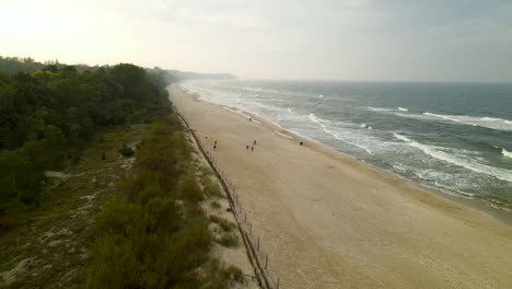 Gente-Disfrutando-De-La-Playa-De-Wladyslawowo-En-Polonia--antena