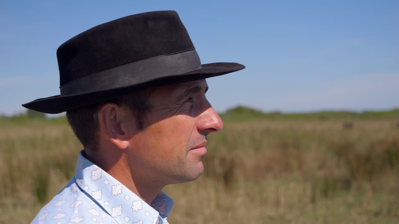 vaquero mirando serio en la distancia